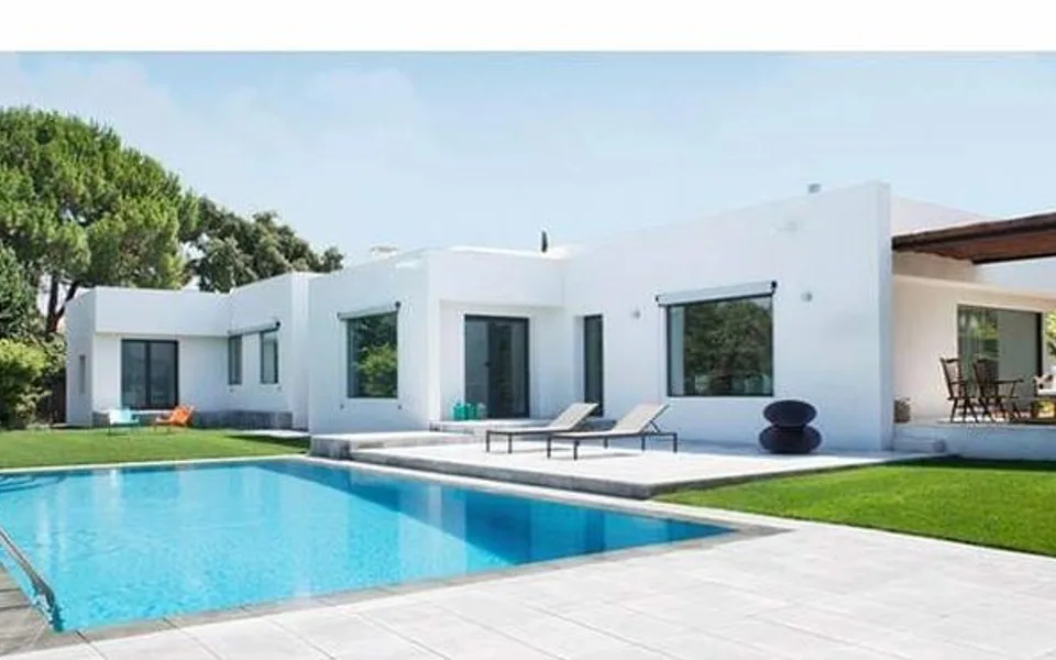 Fachada y piscina — después