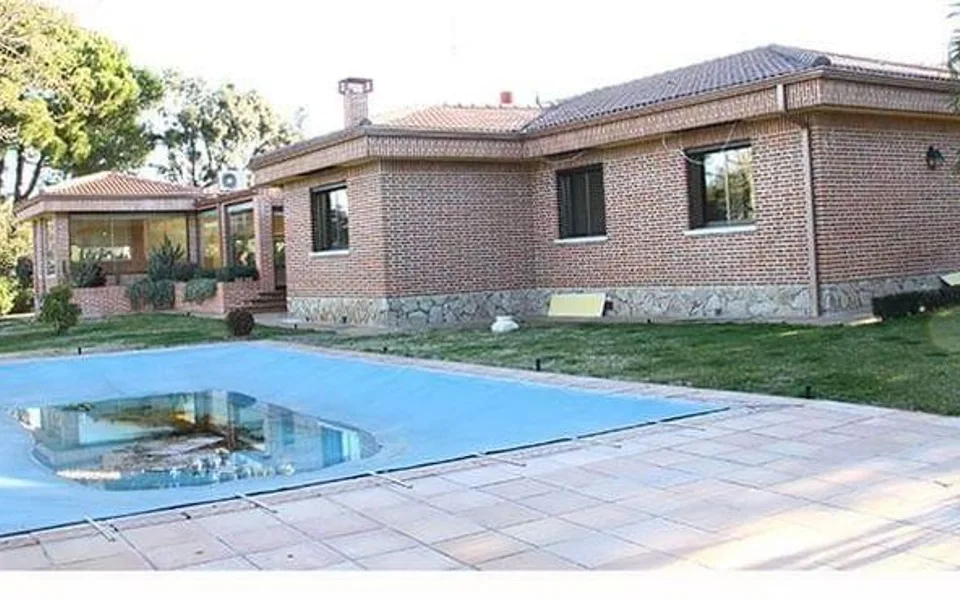 Fachada y piscina — antes