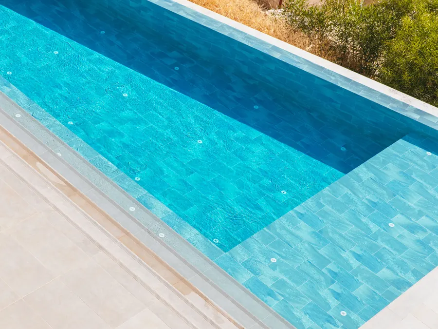 Piscina construida en una villa en Playa Flamenca