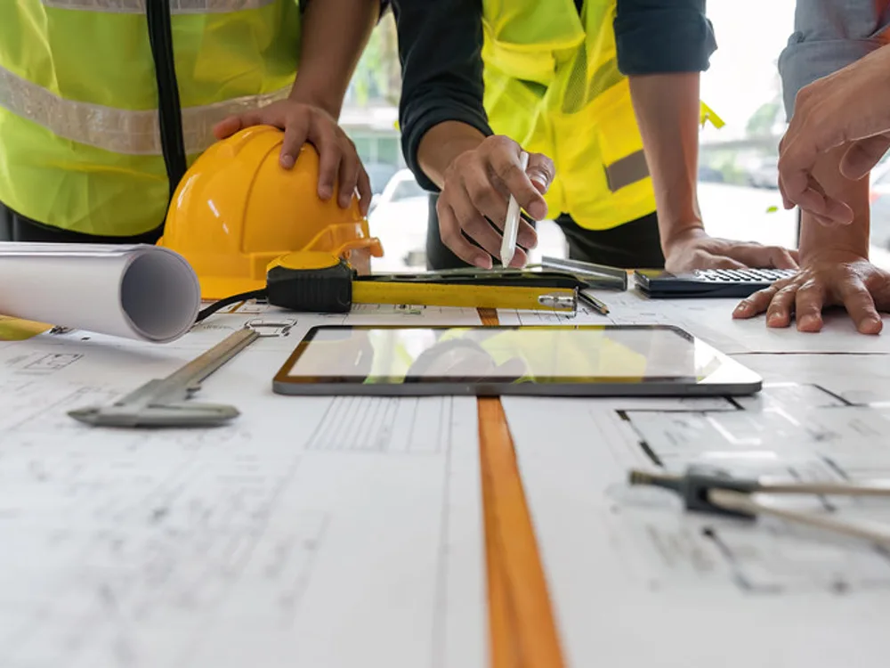 Equipo revisando planos y presupuesto de obra