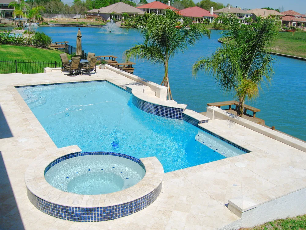 Piscina y jacuzzi terminados en una villa